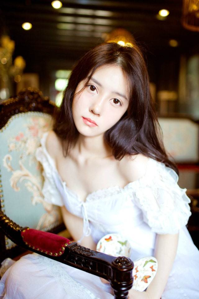 庞统闻言不禁苦笑，目光看向吕征身后的马秋、姜维、张虎、高览、管勇五个小家伙，马秋和姜维一抬头，朗声道：“我等是来帮公子的。”